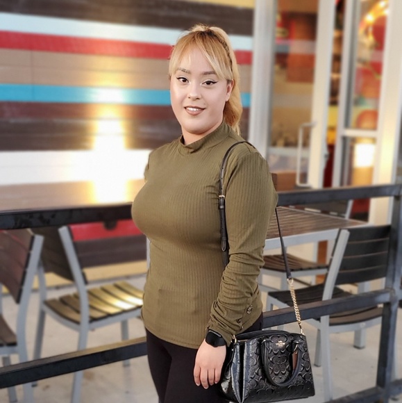 Profile Picture of Crystal Fabian (@crissy129) on Poshmark