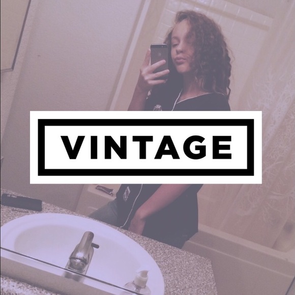 Profile Picture of Alyssa Wamsley (@clearlyalyssa) on Poshmark