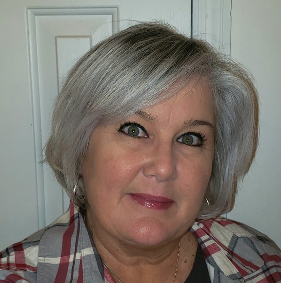 Profile Picture of Melissa Striker (@melissastriker) on Poshmark