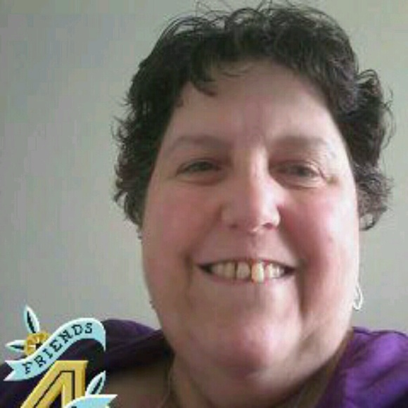 Profile Picture of Donna Powell (@momshop8) on Poshmark