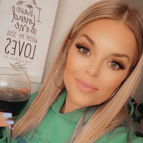 Kendra Vicars - Poshmark Profile Picture of Kendra Vicars (@kendradeehuff) on Poshmark