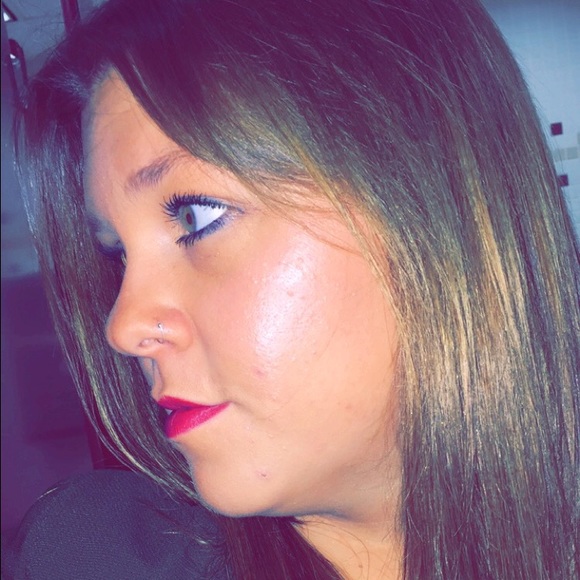 Profile Picture of Nicole Salter (@nicolesalter13) on Poshmark