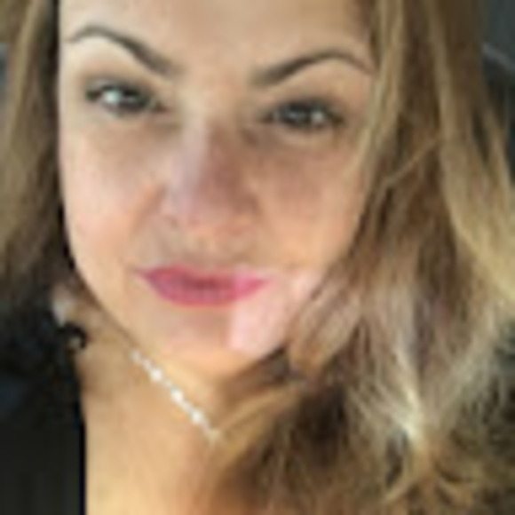 Profile Picture of Lisa Whittaker (@expertindating) on Poshmark