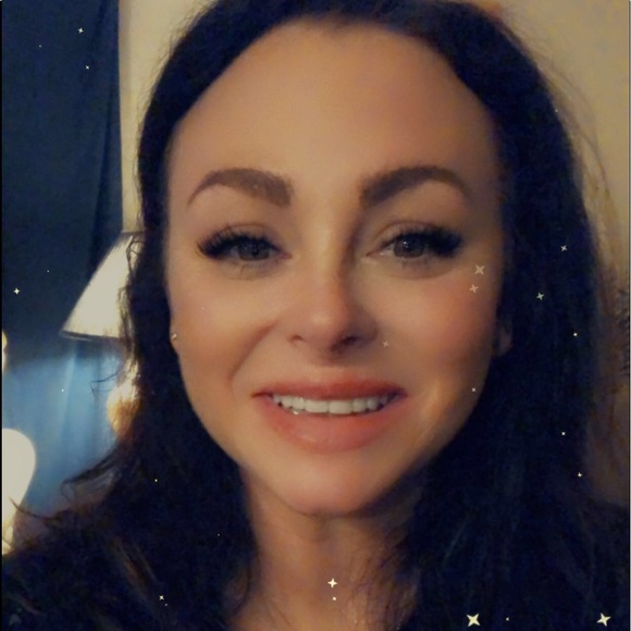 Profile Picture of Ashlee Huffington (@ashleehuff) on Poshmark