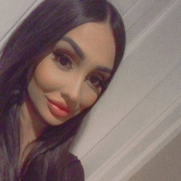 Profile Picture of Dolly Purewal (@hellodolly777) on Poshmark