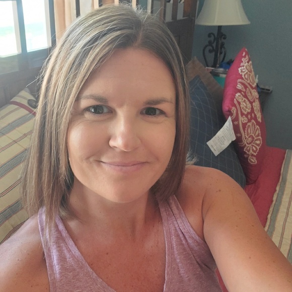 Profile Picture of Lora Fuller (@lofuller81) on Poshmark