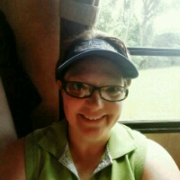 Profile Picture of Suzanne Pickett (@suzypick43) on Poshmark