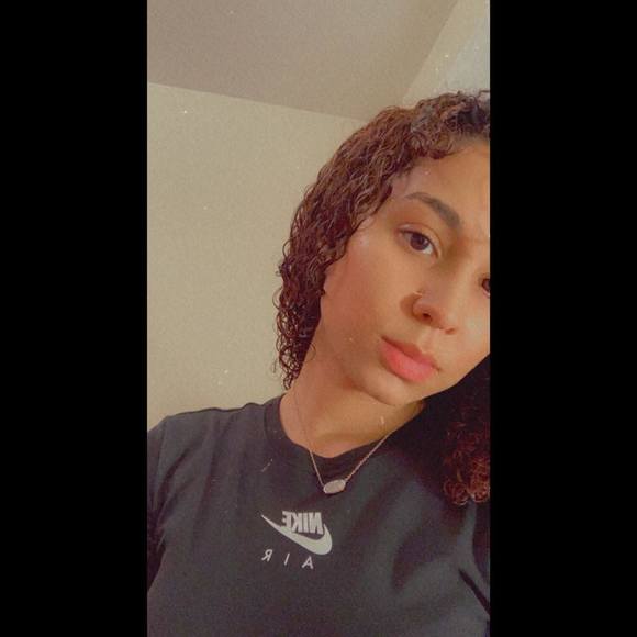 Alexys Craveiro - Poshmark Profile Picture of Alexys Craveiro (@uniquealexysxo) on Poshmark