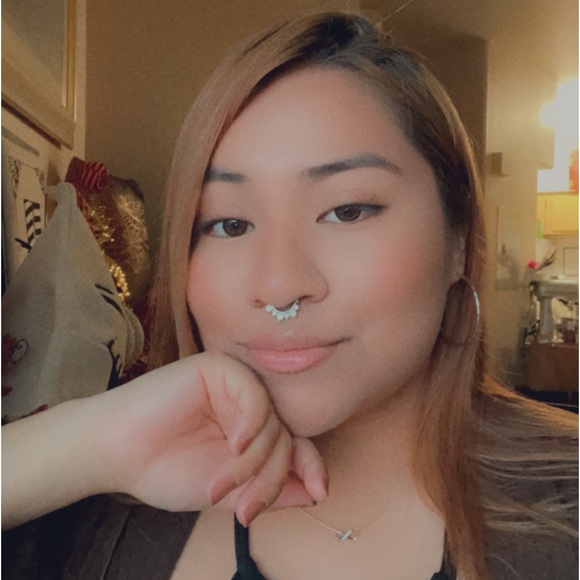Profile Picture of Isabel Ramirez (@isabelr16) on Poshmark