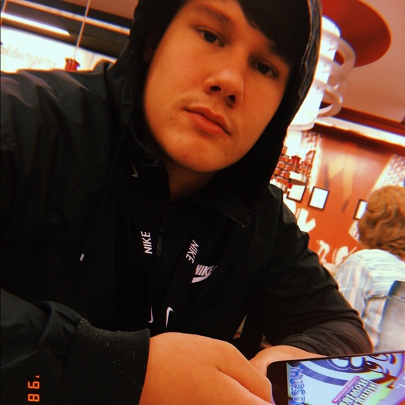 Profile Picture of Derek Schmidt (@derek_schmidt) on Poshmark