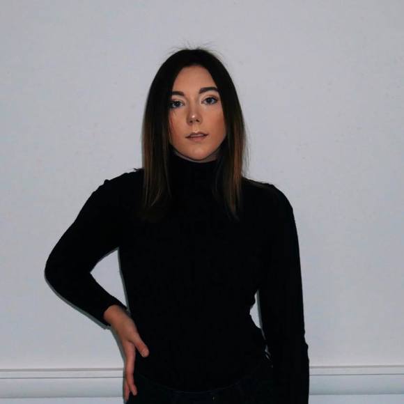 Profile Picture of Arielle Hicks (@arijess9) on Poshmark