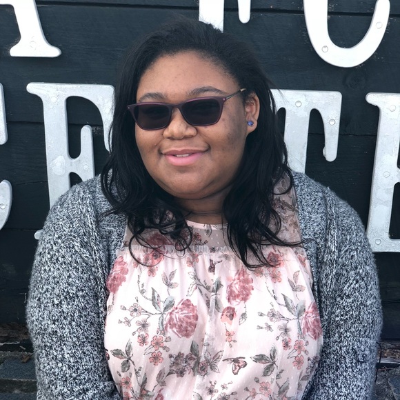 Profile Picture of Calecia Simon (@callies164) on Poshmark
