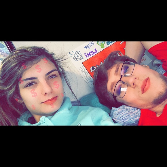 Profile Picture of Lexi Neering (@aneering16) on Poshmark