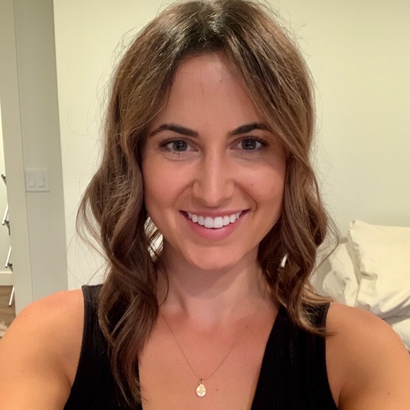 Profile Picture of Alanis M (@alanislauren) on Poshmark