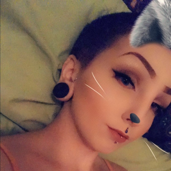 Profile Picture of Sheridon Lornson (@sheridonlornson) on Poshmark