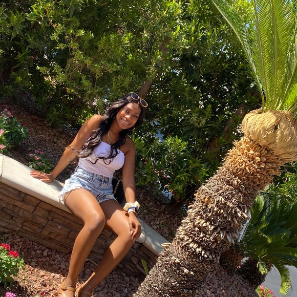 Profile Picture of Iana Mcclellan (@ianacarter11) on Poshmark