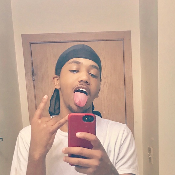 Shueib Osman - Poshmark Profile Picture of Shueib Osman (@shueib13) on Poshmark