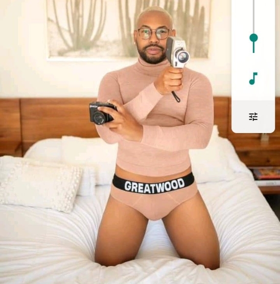 Profile Picture of Alejandra Simon (@alejandrasimon) on Poshmark