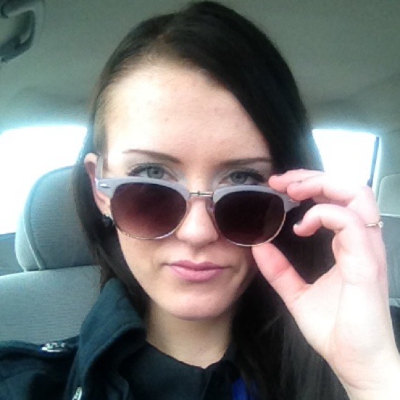 Profile Picture of Gabrielle Wolfenbarger (@gbby1990) on Poshmark