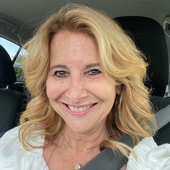 Profile Picture of Beth Lesser (@blesser35) on Poshmark