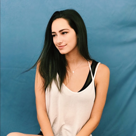 Profile Picture of Melanie Margolese (@melaniemleah) on Poshmark