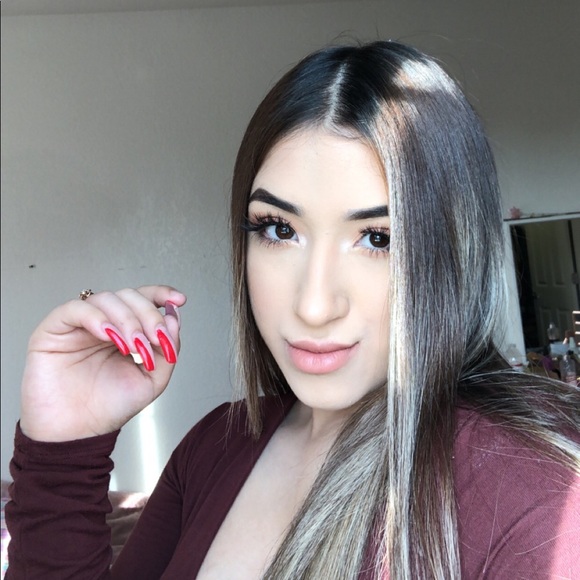 Profile Picture of Melanie Alcala (@melaniealcala_) on Poshmark