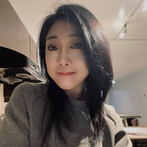 Profile Picture of Fiona Wong (@fionawong141) on Poshmark