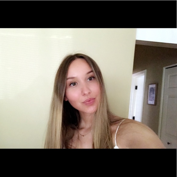 Profile Picture of Sara Mailloux (@saramailloux) on Poshmark