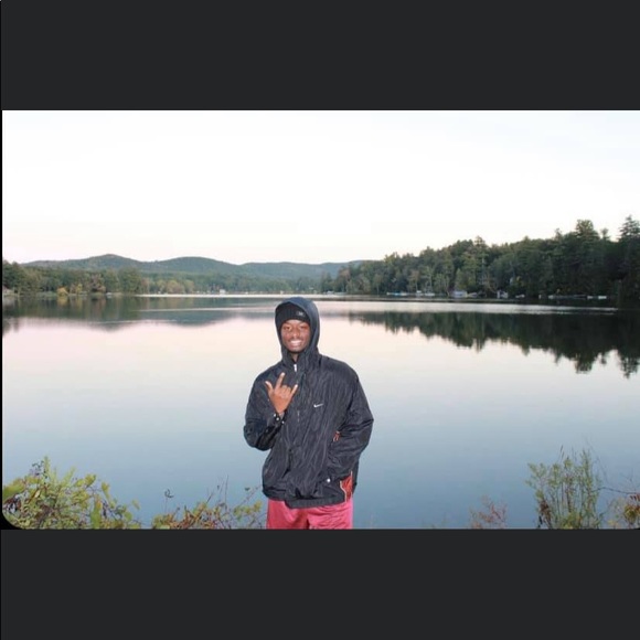 Profile Picture of Devonte Booth (@goldencloult28) on Poshmark