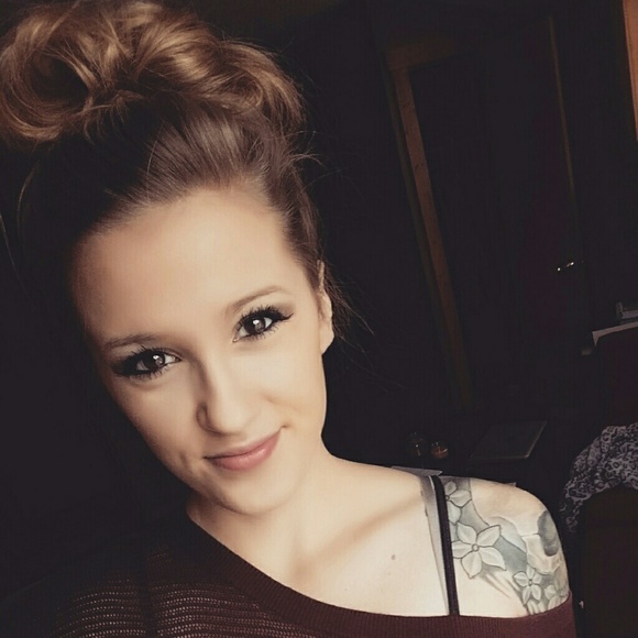 Profile Picture of Leah Thomas (@thomasleah95) on Poshmark