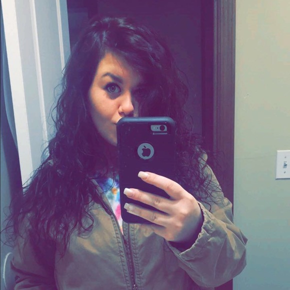 Profile Picture of Kaye Petefish (@callmekatee) on Poshmark