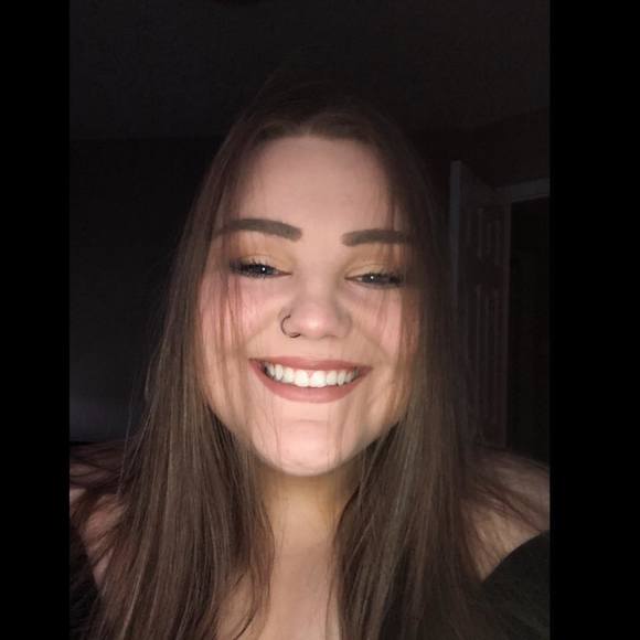 Profile Picture of Jessie Pontikis (@jessiepontikis) on Poshmark