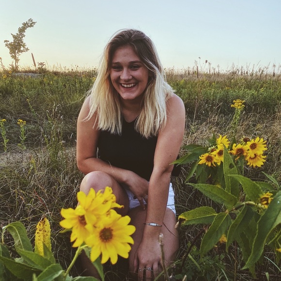 Maddie Gebauer - Poshmark Profile Picture of Maddie Gebauer (@maddiegebauer) on Poshmark
