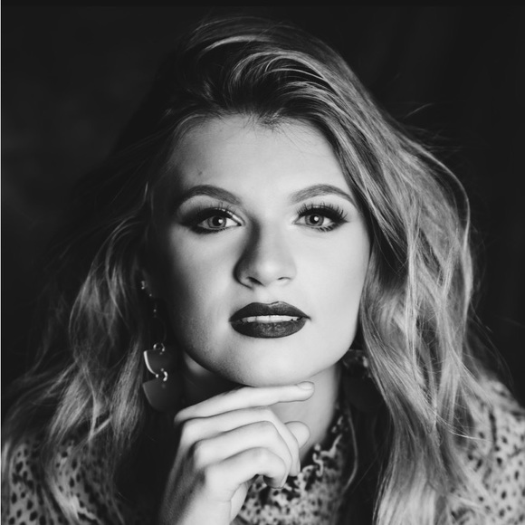 Profile Picture of Isabelle Gibbs (@isabellegibb819) on Poshmark