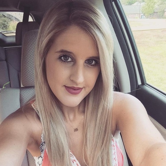 Profile Picture of Caraline Putnam (@cara_putnam) on Poshmark