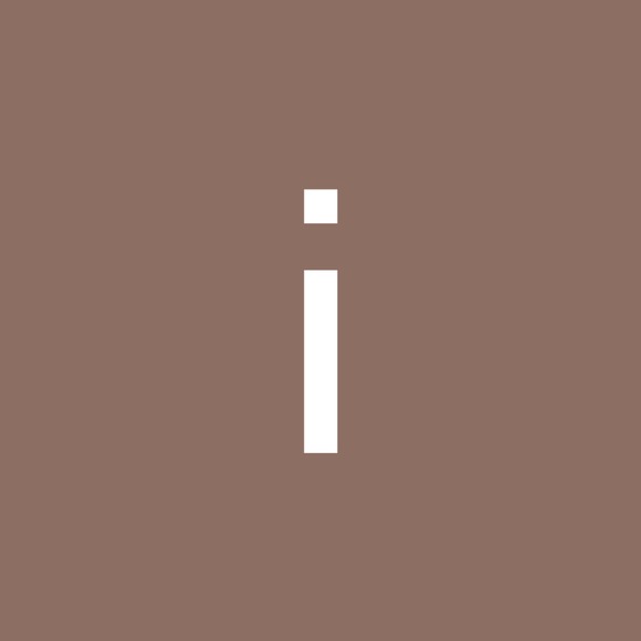 Profile Picture of Iris Lake (@iris_lake) on Poshmark
