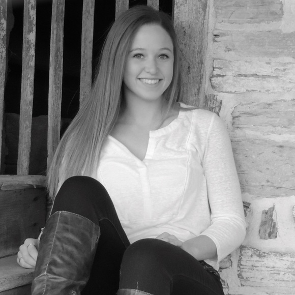 Profile Picture of Andria Harpold (@aharpold) on Poshmark