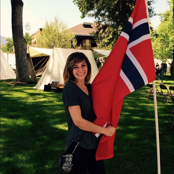 Profile Picture of Cleo Arnoldsen (@a01400870) on Poshmark