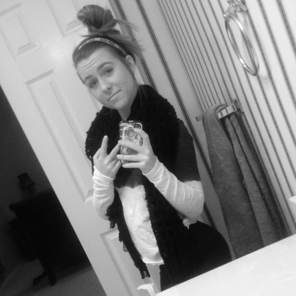 Profile Picture of Savannah Willis (@savywillis) on Poshmark