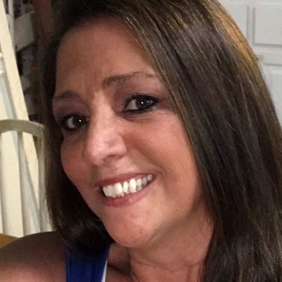 Profile Picture of Liz Manning (@lizmanning2005) on Poshmark
