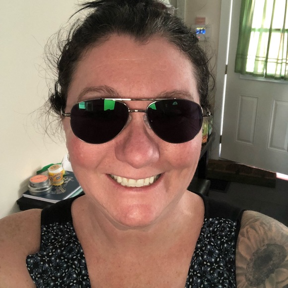 Profile Picture of Ariel Chant (@arielchant) on Poshmark