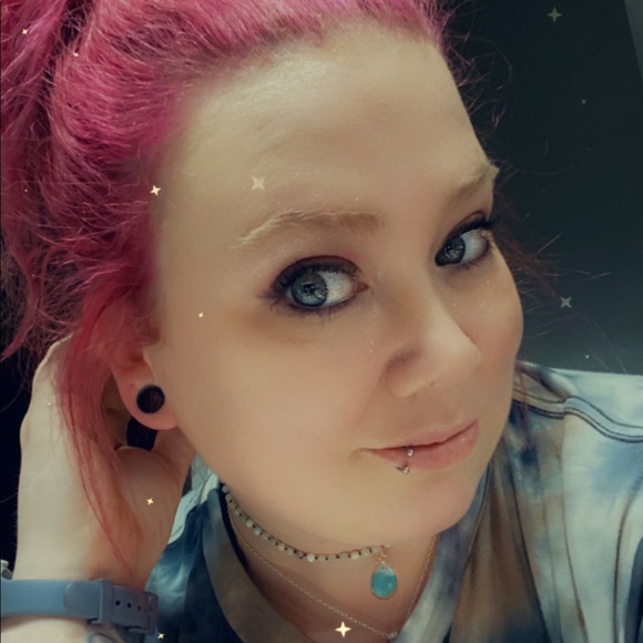 Profile Picture of Laci Thompson (@lalalaci21) on Poshmark