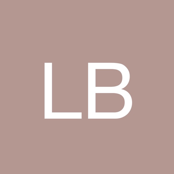 Profile Picture of Lorena Barron (@lnb2822) on Poshmark