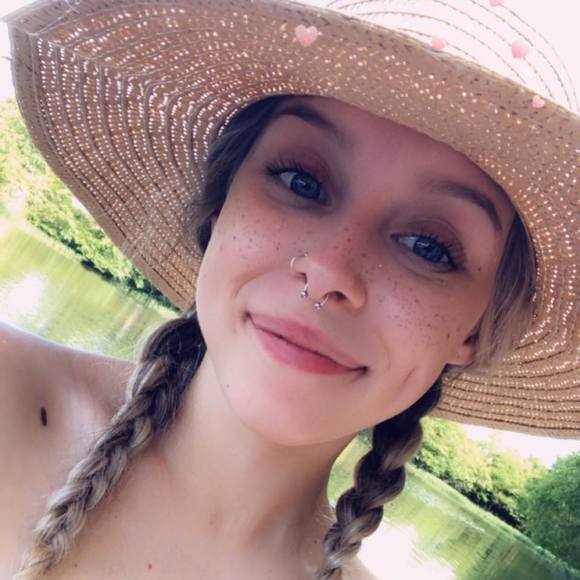 Profile Picture of Dominique Cranfield (@niquecranfield) on Poshmark