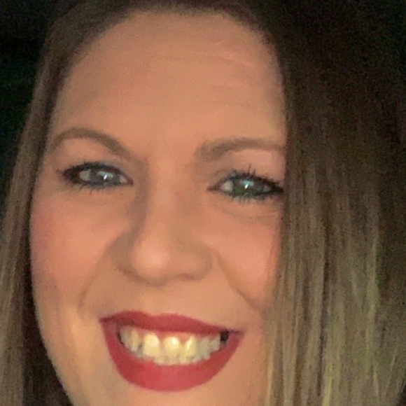 Profile Picture of Lisa Breen (@lisabreen44) on Poshmark
