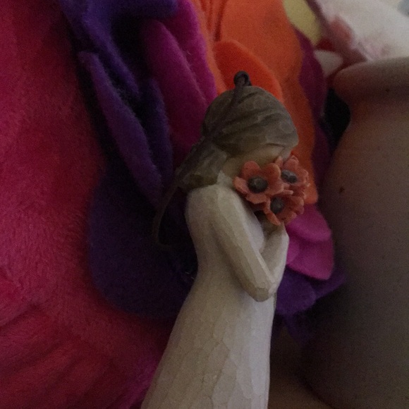 Profile Picture of Evelyn Florian (@eeflor_9) on Poshmark