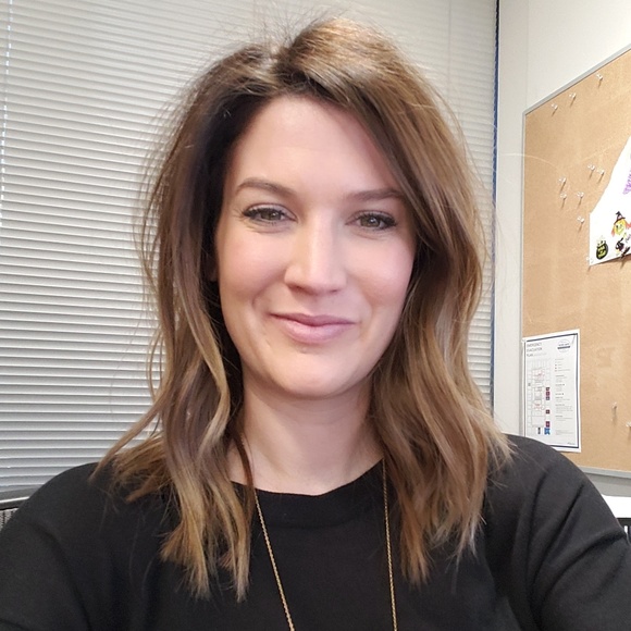 Profile Picture of Laura Huculak (@laurahooch) on Poshmark