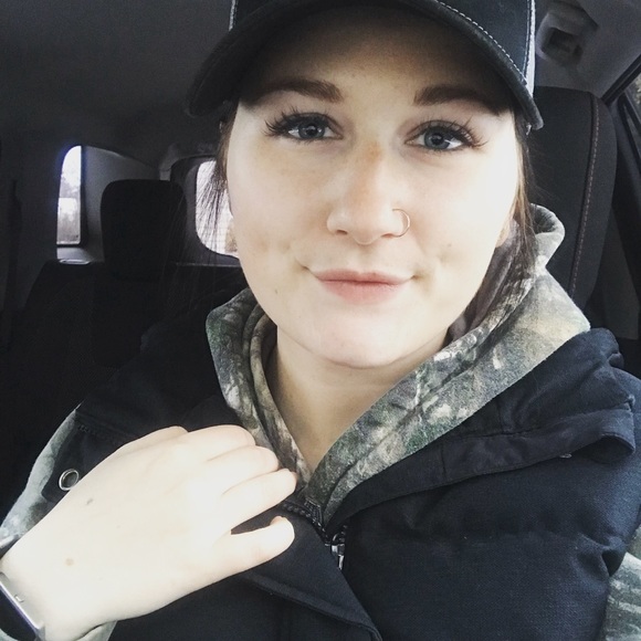 Profile Picture of Carrie Schaeffer (@schaefferc480) on Poshmark