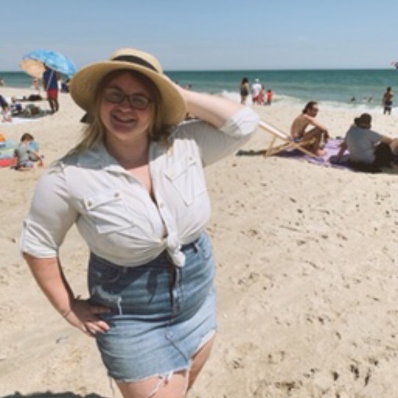 Profile Picture of ! danielle Marino (@midsizediaries) on Poshmark