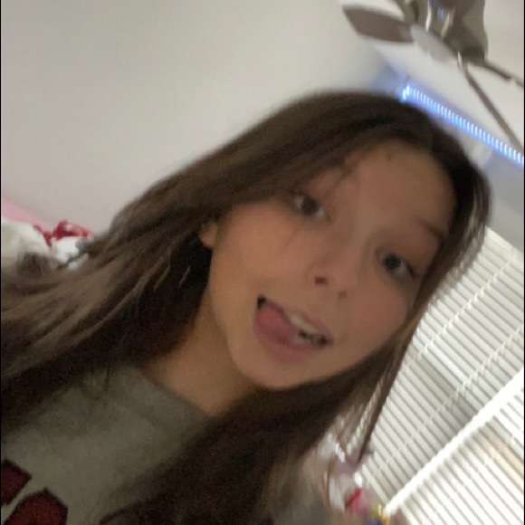 Profile Picture of Hope Sinclair (@hopesinclair706) on Poshmark